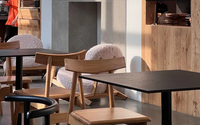 Ein Café mit Holzmöbeln und warmem Licht