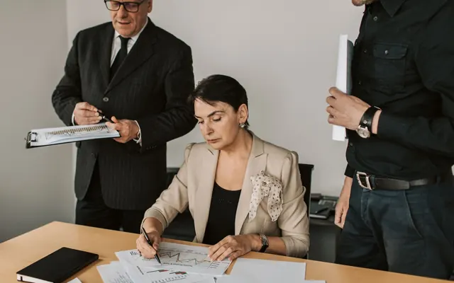 Menschen besprechen Dokumente an einem Bürotisch