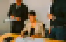 Menschen besprechen Dokumente an einem Bürotisch